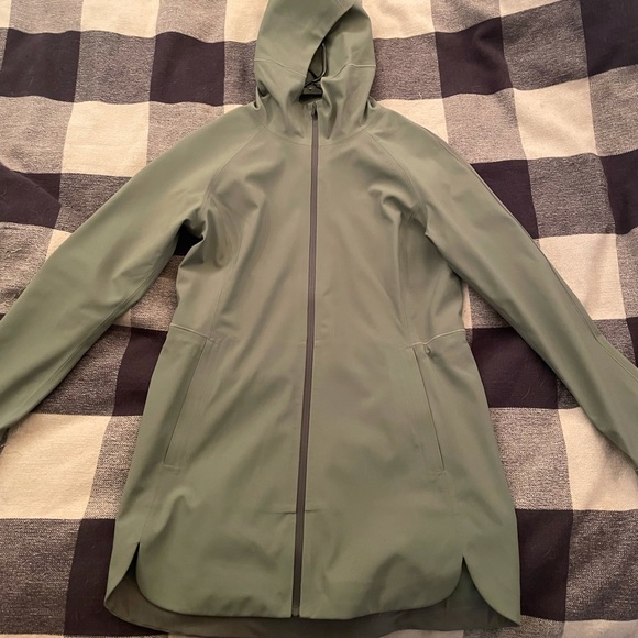 Lululemon jacket size 6 never worn - Picture 2 of 3
